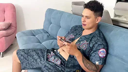 Oda arkadaşımın telefonunda oynarken büyük yarağını baştan çıkarıyor ve tadını çıkarıyorum