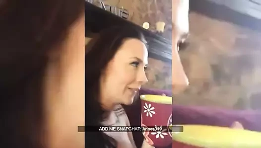 Çıplak kızdan büyük doğal memeler