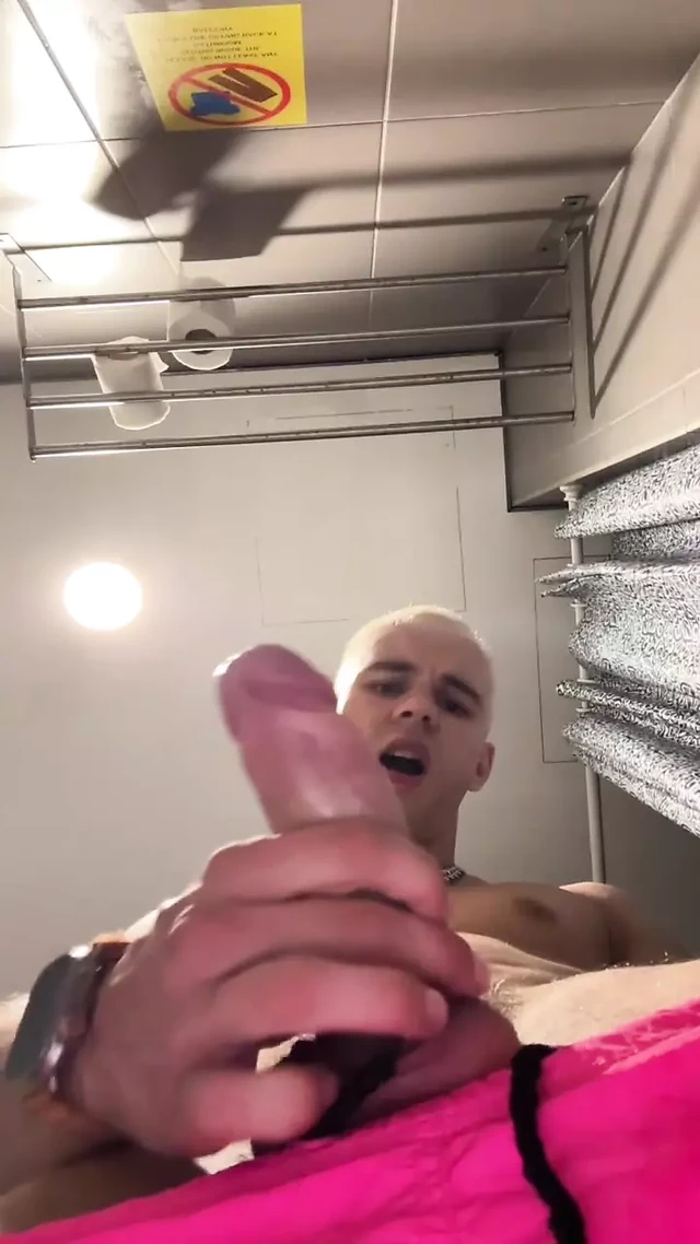 Я пошла в туалет в хостеле и решила подрочить там