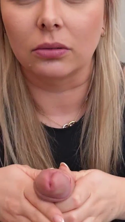 Сногсшибательный момент из "HUNT4K. Лесбиянка трахнула своего нового арендодателя