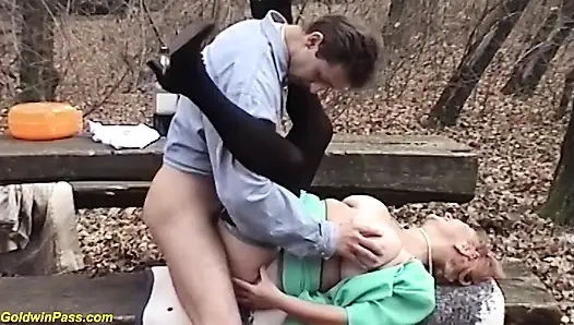 Büyük memeli orta yaşlı seksi kadın doğada sikiliyor