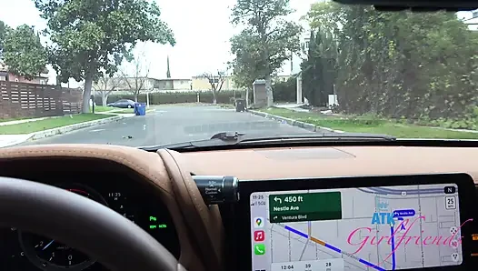 Selena ile plaj günü eğlencesi: yalınayak kum ve kabuklar, sonra yol kenarında ıslak sakso!