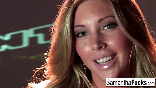 Samantha büyük bir yapay penis ile oynuyor