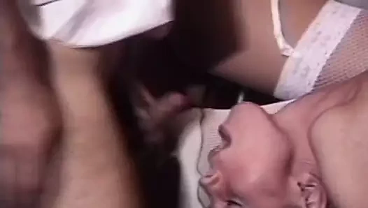 Almanya'dan iki seksi hemşire iki doktorla sikişiyor