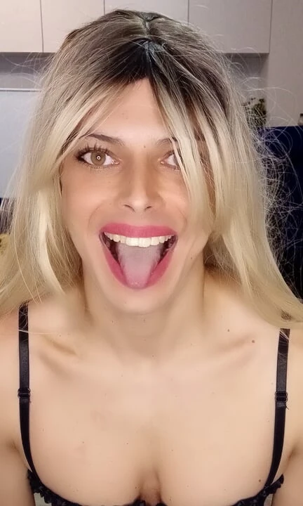 Сисси наездница трахается с большим черным дилдо и уничтожает ее задницу, пока не кончит