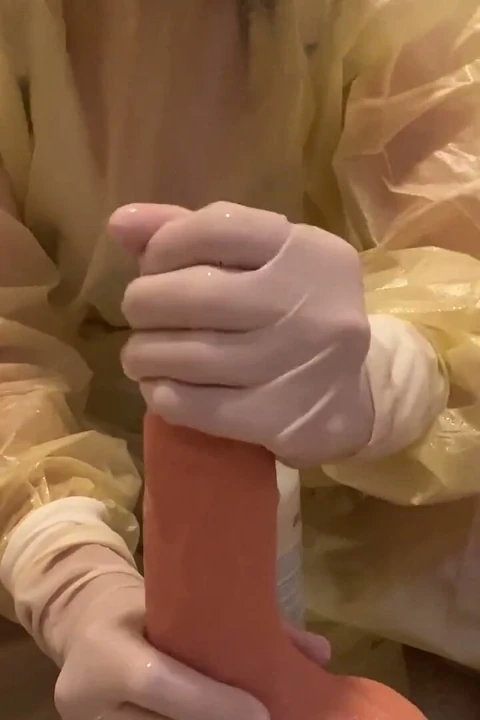 Besleyici doktor Asyalı penisi sert sağıyor