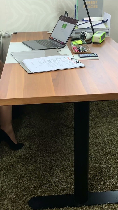 Patron seksi sekreteri kullanıyor ve tüm deliklerini dolduruyor
