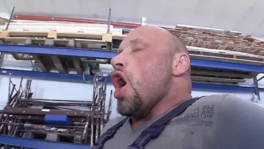 Olgun sarışın çim biçme makinesinde genişçe esnetiliyor ve döl damlıyor