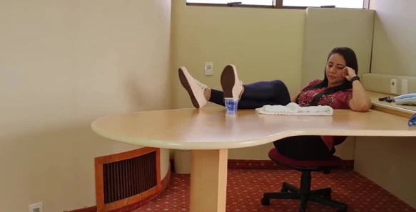 Seksi baskın hizmetçi şovenist büyük patronu cezalandırıyor