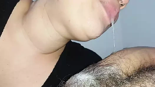 Azgın sürtüğün boğazından asmr aşırı, büyük ağzıyla yarak sikiyor