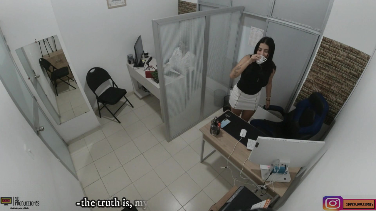 To take away the stress I give my coworker a few good kisses on her big pussy - Porn in Spanish