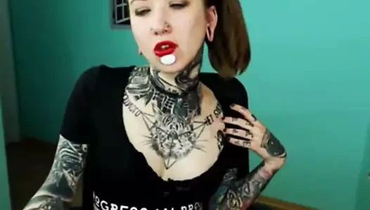 Dövmeli bayan web kamerası