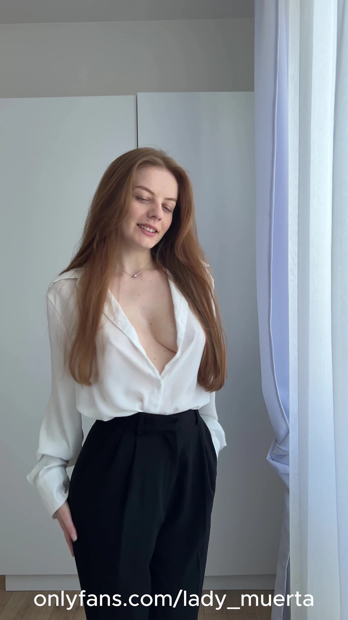 Joi thư ký máy bay bà già nghịch ngợm nóng bỏng trở về nhà từ từ, thoát y và bắt bạn xuất tinh (cô ấy nói)