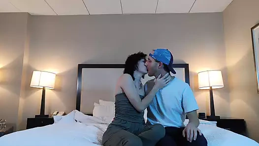 Adam ateşli kadını öpüyor