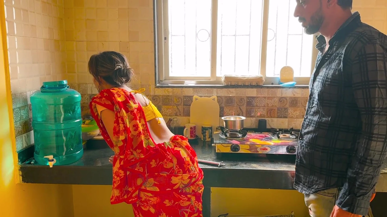 भारतीय देसी भाभी सविता ने अकेले में अपने बॉस के साथ सेक्स किया