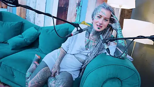 G - grattitude- asmr podcast sfw konuşuyor gotik sıska kız dreadlocks dövmeli model dövmeli kız