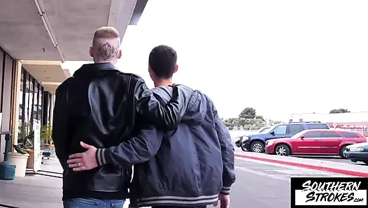 Southernstrokes dövmeli sarışın Declan Moore Aiden Ward tarafından prezervatifsiz sikiliyor