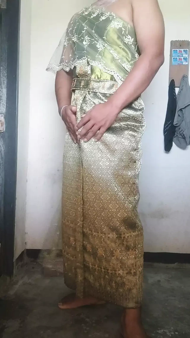 Travesti Taylandlı elbise giyiyor ve mastürbasyon