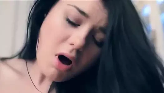 Lucy li masturbates üzerinde the merdivenler