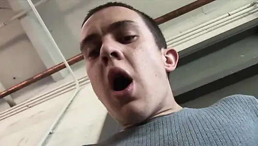 Kız için her şekilde dolduruluyor