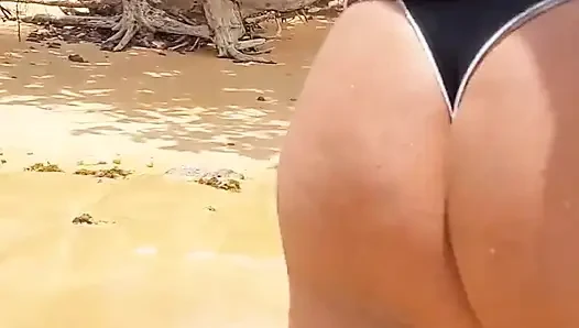 Ladysilva plajda külotuyla yürüyor ne ateşli bir göt