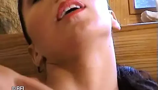 Ateşli hatun banyoda kendini yıkıyor ve mastürbasyon yapıyor.