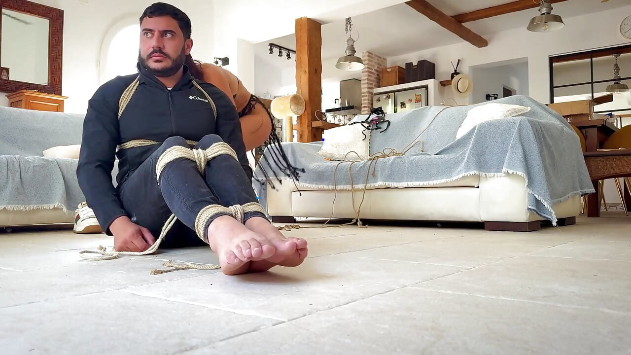 Latin kadın sıkı bir hogtie içindeyken itaatkarında her gıdıklama noktasını buluyor