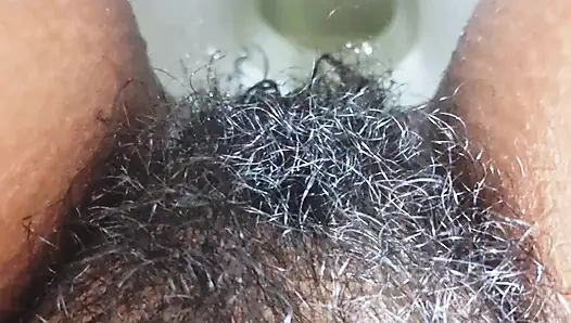 Amcık banyoda ev sahibi tarafından hizmetçiye parmaklıyor ve sonra su ile ovuyor