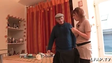 Son mec l encule pendant qu elle suce papy