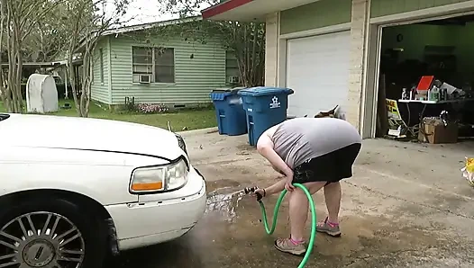 Seksi olgun iri güzel kızıl saçlı hemşire Vicki arabasını yıkıyor!