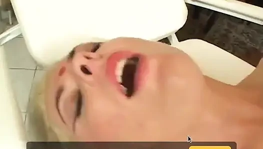 Sarışın orta yaşlı seksi kadın zevkle çığlık atıncaya kadar masada götüne yarak sokuyor