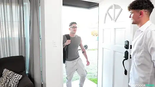 Nextdoortwink çalışma oyunları: striptiz tarihi