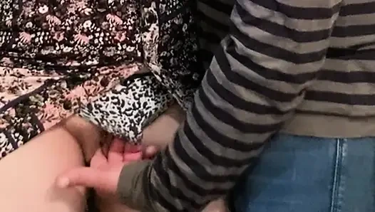 Bu yabancının parmakları amımı eteğimin altına sürtüyor