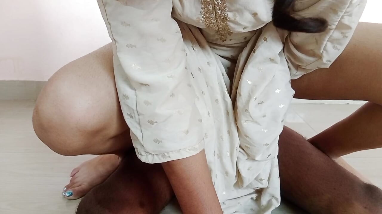 Hintli sevimli kız arkadaş Hintçe sesli seks yapıyor