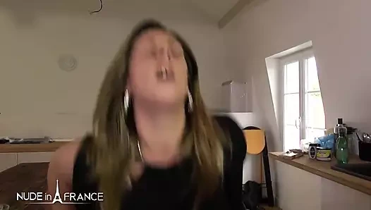 İki yaramaz muhteşem kuzen bir adam için rekabet ediyor ve yarağını paylaşıyor ve sert sikiliyor ve ateşli iki kadın bir erkek üçlü sekste sodomize oluyor