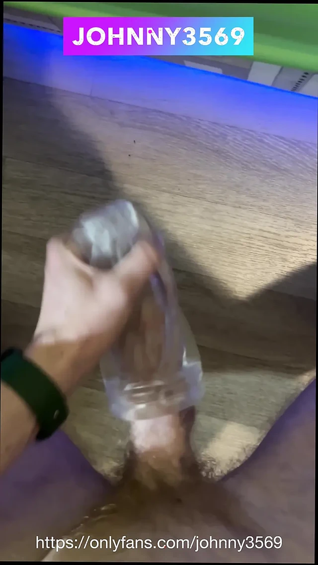 Büyük yaraklı azgın twink fleshlight mastürbasyoncu ile oynadıktan sonra boşalıyor.