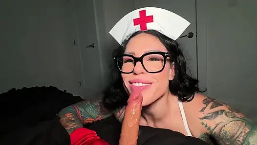 Yaramaz hemşire Bianca Bailee bakış açısı dildoyla sikişiyor 69