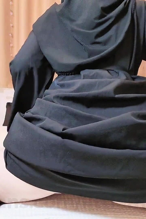 Yaramaz Malezyalı tesettürlü kız abaya'da götünü göstererek porno çekiyor