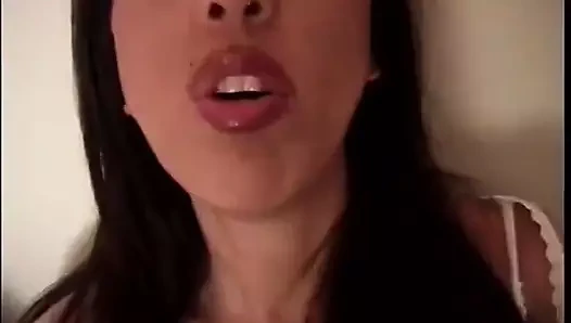 Angela D'angelo sahnesi başlamadan önce dildoyla küçük bir sakso uygulaması yapıyor