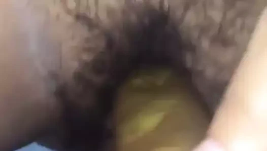 Con la verga en el culo y dildo en su panocha peluda