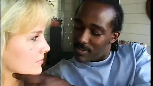 Yaramaz sarışın tatlı Rebecca Starr göt körfezinde siyah çapayla düşürülmekten hoşlanıyor