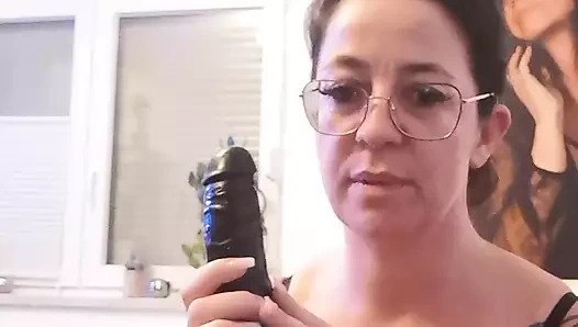 Gözlüklü dövmeli esmer amcıkla oynuyor