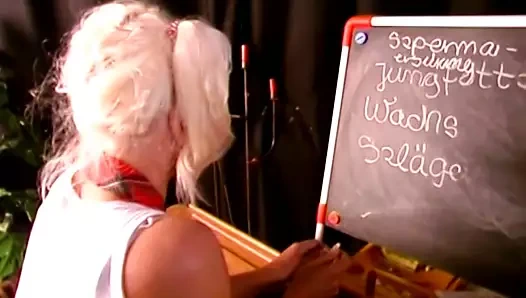 Baskın öğretmen, öğretmenlik enstitüsünde bir öğrenciyi ve bir köleyi aynı anda hem eğitir hem de küçük düşürür.