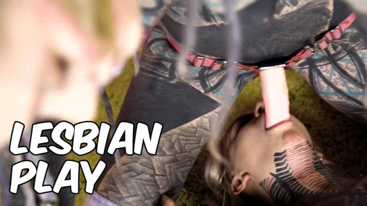 Diğer kız takma yaraklı lezbiyen sikişiyor dövmeli vahşi eğlence