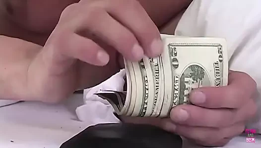 Sıska esmer sürtük ıslak amcığını ateşli adamına sunuyor