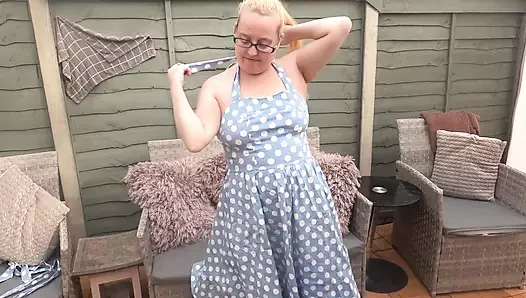 50'lerin elbisesi ve klasik naylon çoraplar