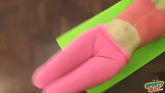 Sıkı tayt içinde büyük deve tırnağı! busty milf çalışma dışarı!