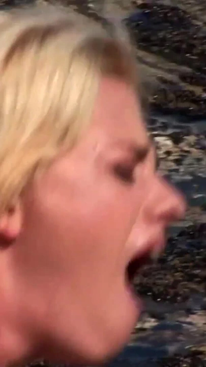 Azgın sarışın okyanusta yüzdükten sonra | Klip 3