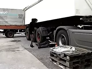 Beyaz kamyoncu siyah kadın sikikleri