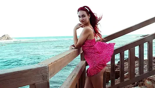 Ariel ortiz bir koyda yürüyor, çok azıyor ve sokakta herkesin içinde mastürbasyon yapmaya başlıyor